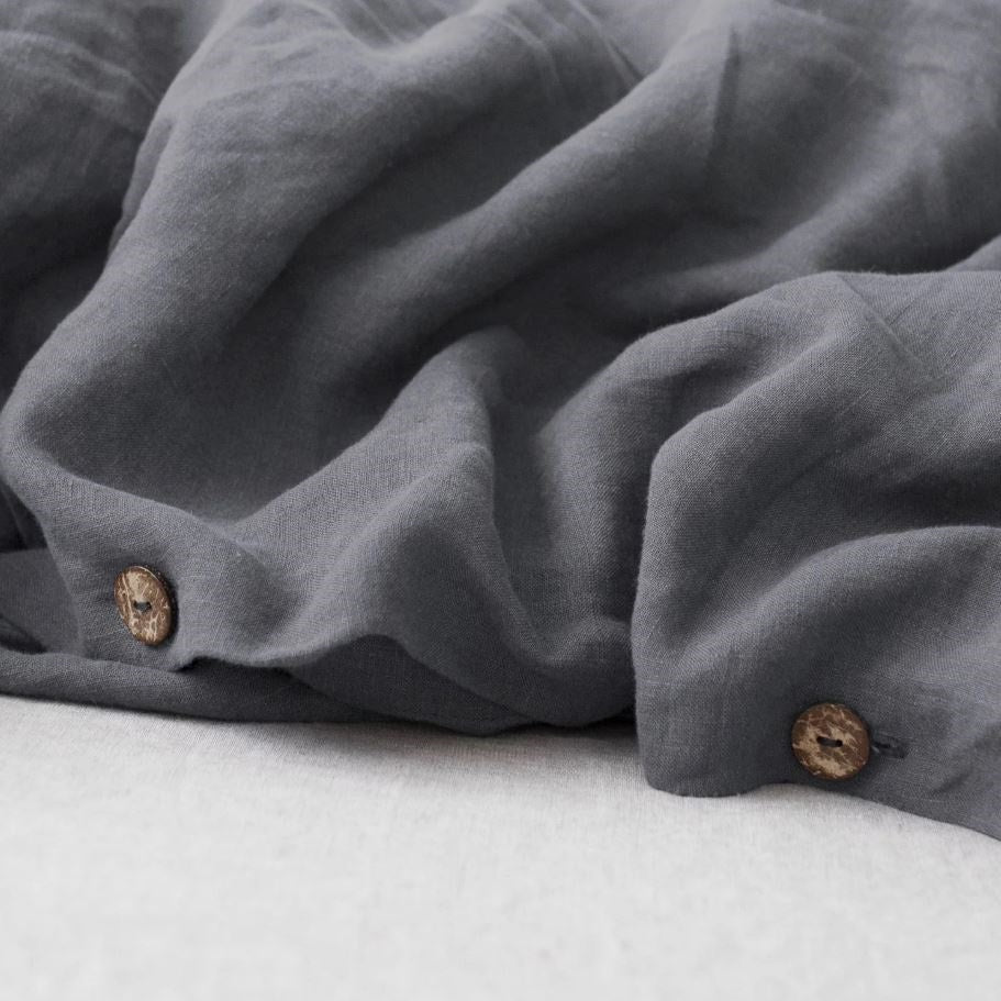 Knopfverschluss aus natürlicher Kokosnussschale beim Bettbezug Dunkelgrau aus 100% Leinen in skandinavischem Stil von Linen Tales