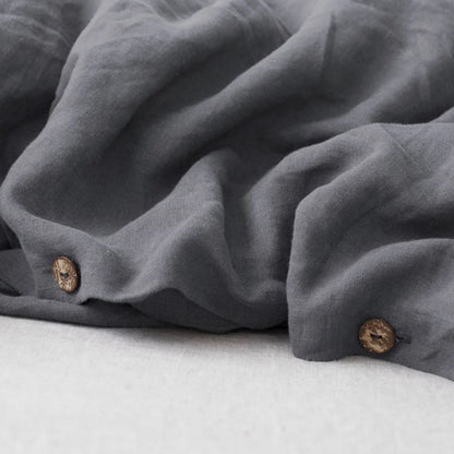 Knopfverschluss aus natürlicher Kokosnussschale beim Bettbezug Dunkelgrau aus 100% Leinen in skandinavischem Stil von Linen Tales