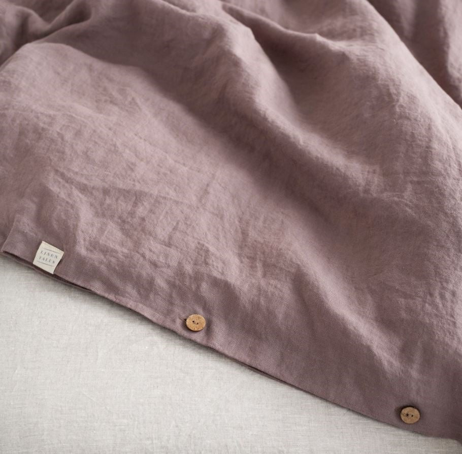 Detailaufnahme der Leinen-Bettwäsche Ashes of Roses in skandinavischen Stil von Linen Tales