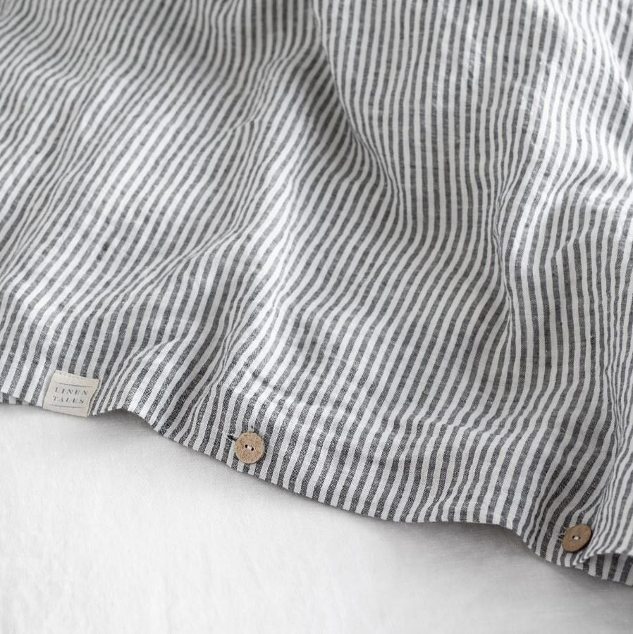 Knopfverschluss aus natürlicher Kokosnussschale beim Bettbezug Black Stripes aus 100% Leinen in skandinavischem Stil von Linen Tales