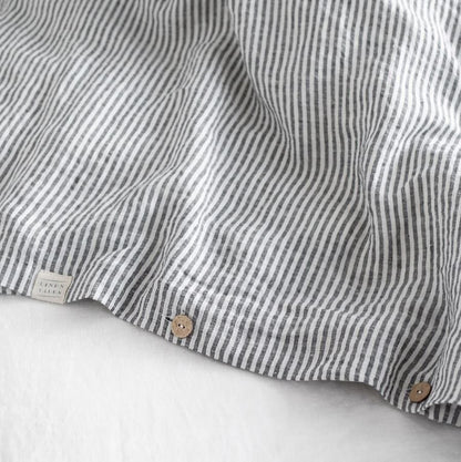 Knopfverschluss aus natürlicher Kokosnussschale beim Bettbezug Black Stripes aus 100% Leinen in skandinavischem Stil von Linen Tales