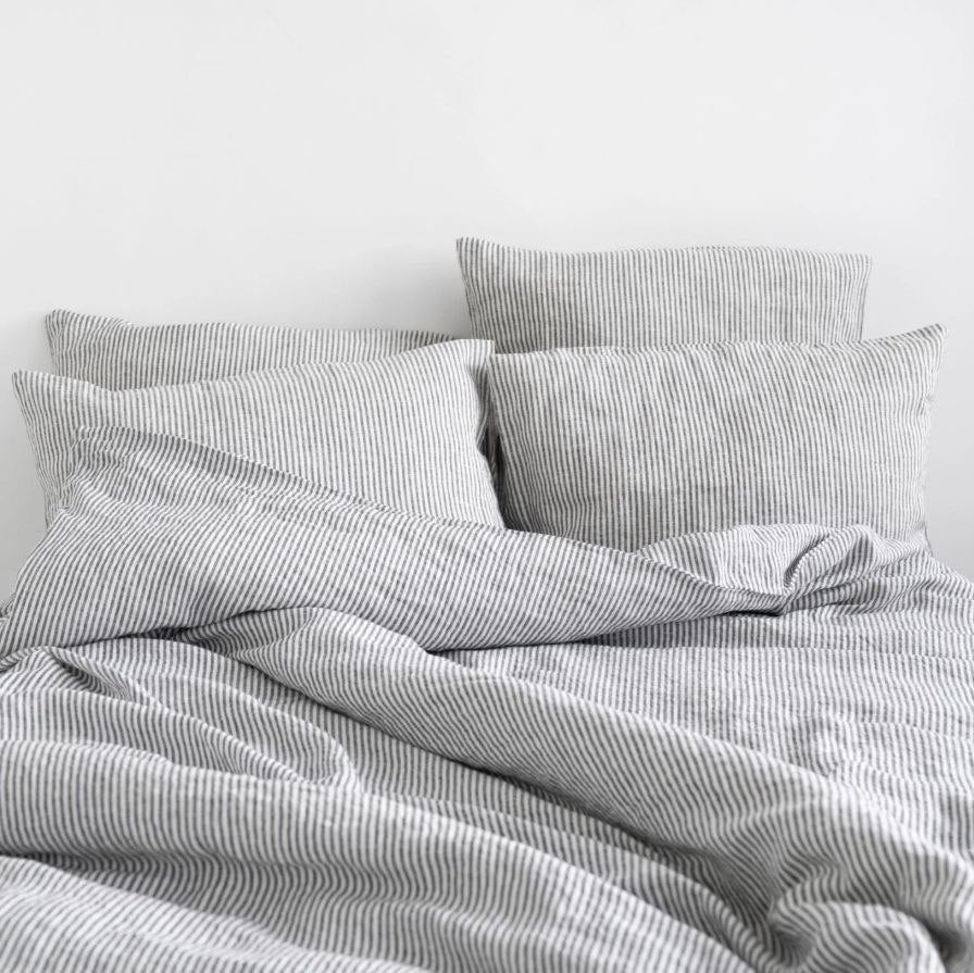 Gesund schlafen in hochwertiger Leinen-Bettwäsche Black Stripes in skandinavischen Stil der Firma Linen Tales