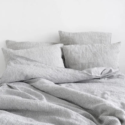 Gesund schlafen in hochwertiger Leinen-Bettwäsche Black Stripes in skandinavischen Stil der Firma Linen Tales
