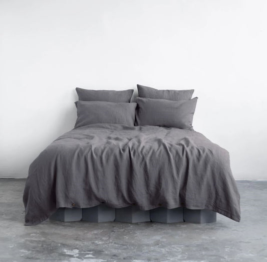 Hochwertige Leinen-Bettwäsche Dunkelgrau im Set in skandinavischen Stil des litauischen Herstellers Linen Tales
