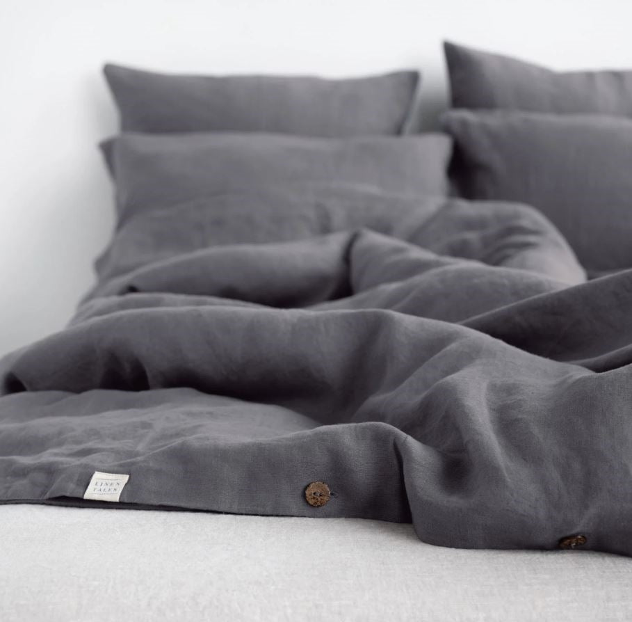 Detailaufnahme Leinen-Bettwäsche Dunkelgrau in skandinavischen Stil des litauischen Herstellers Linen Tales