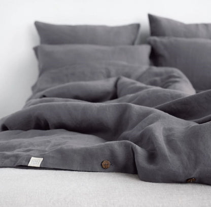 Detailaufnahme Leinen-Bettwäsche Dunkelgrau in skandinavischen Stil des litauischen Herstellers Linen Tales