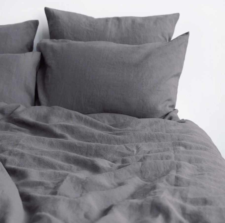 Gesund schlafen in hochwertiger Leinen-Bettwäsche Dunkelgrau im Set in skandinavischen Stil von Linen Tales