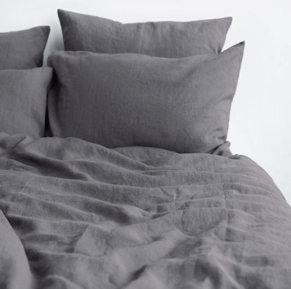 Gesund schlafen in hochwertiger Leinen-Bettwäsche Dunkelgrau im Set in skandinavischen Stil von Linen Tales