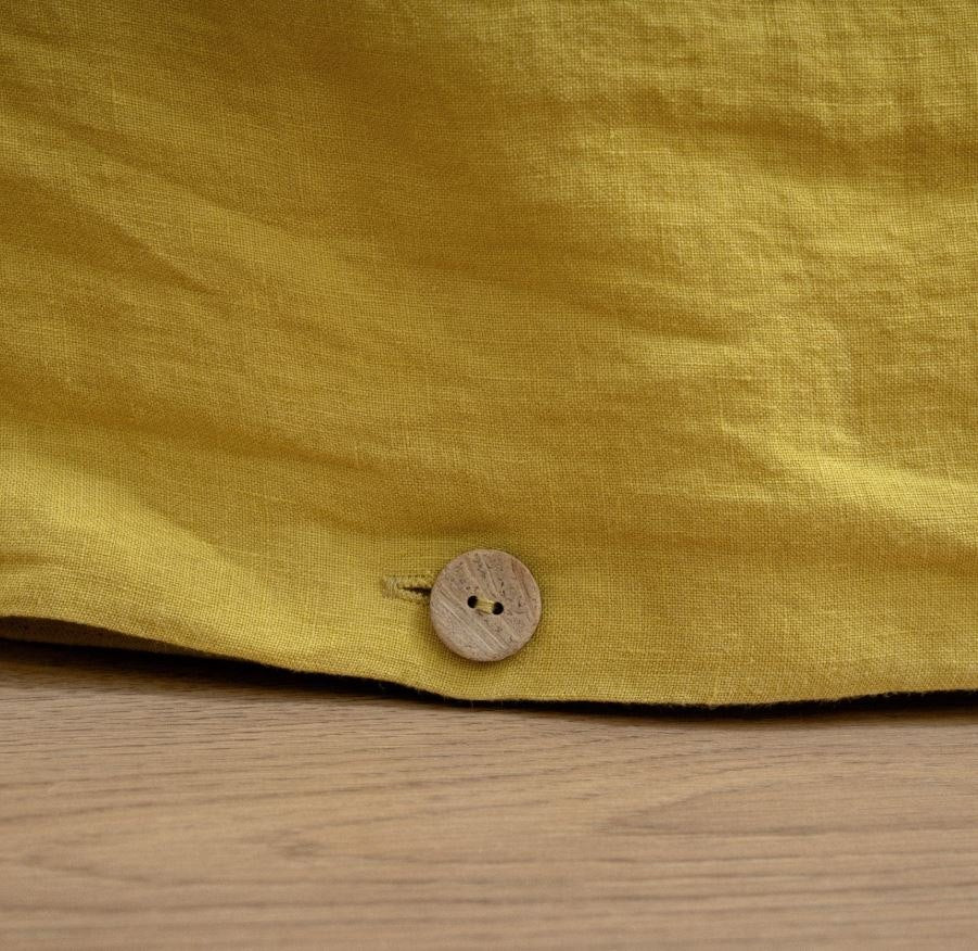 Nachhaltig und in Handarbeit hergestellt: Hochwertige Leinen-Bettwäsche Lemon Curry im Set in skandinavischen Stil des litauischen Herstellers Linen Tales
