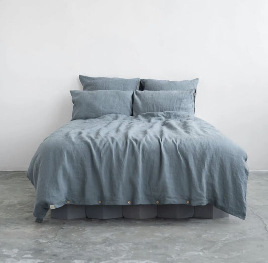 Hochwertige Leinen-Bettwäsche Nebelblau im Set in skandinavischen Stil des litauischen Herstellers Linen Tales