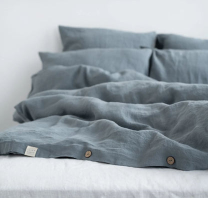 Knopfverschluss aus natürlicher Kokosnussschale beim Bettbezug Nebelblau aus 100% Leinen in skandinavischem Stil von Linen Tales