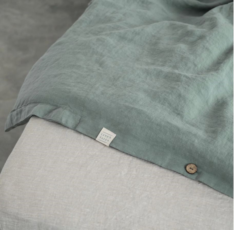 Knopfverschluss aus natürlicher Kokosnussschale beim Bettbezug Nebelgrün aus 100% Leinen in skandinavischem Stil von Linen Tales
