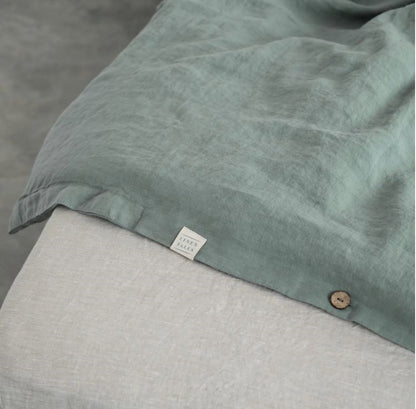 Knopfverschluss aus natürlicher Kokosnussschale beim Bettbezug Nebelgrün aus 100% Leinen in skandinavischem Stil von Linen Tales