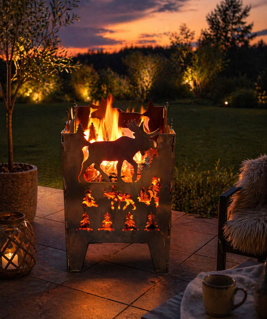 Feuerkorb ELCH bei Abendstimmung auf einer Terrasse mit Blick in den Garten (KI-generiertes Bild)