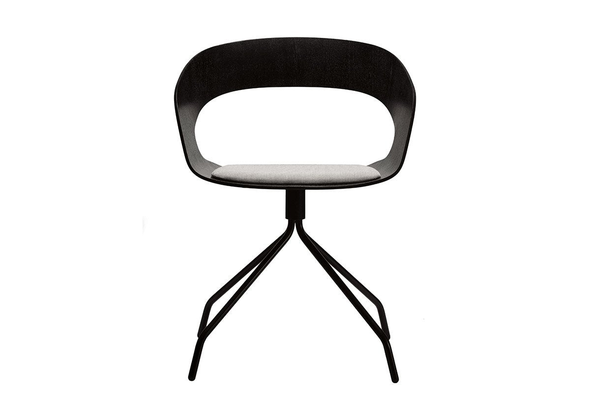 Drehbarer Esszimmerstuhl CHAT SWIVEL schwarz mit schwarzen Beinen und mit Sitzpolster, freigestellt, von vorn