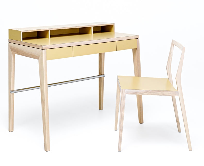 Schreibtisch in skandinavischem Design: COMPACTUS mit gelbem Laminat des lettischen Herstellers Mint Furniture