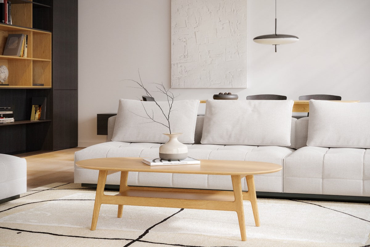 Couchtisch Kodus in hellem Holz des estnischen Herstellers Woodman in einem modernen Wohnzimmer mit hellen Polstermöbeln