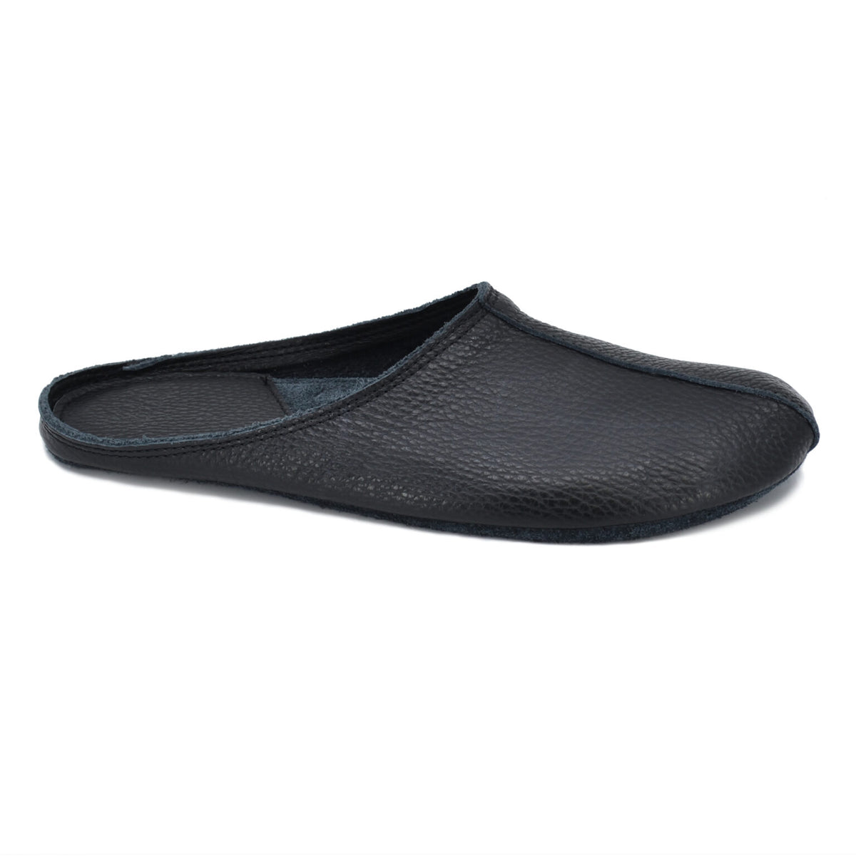Seitenansicht eines Sulbi Slippers aus schwarzem Leder freigestellt von der estnischen Firma OmaKing