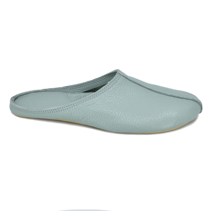 Einzelstück Sulbi Slippers aus recyceltem Leder in der Farbe Mint freigestellt von der estnischen Firma OmaKing