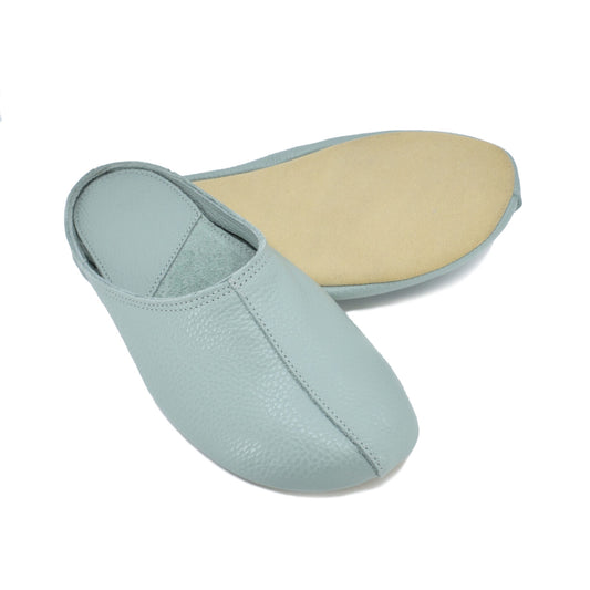 Sulbi Slippers aus recyceltem Leder in der Farbe Mint freigestellt von der estnischen Firma OmaKing