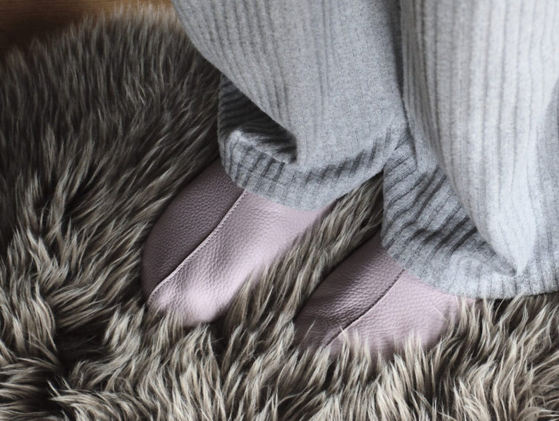 Sulbi Slippers aus recyceltem Leder in der Farbe Lilac auf einem Flauschteppich; Hersteller: OmaKing (Estland)