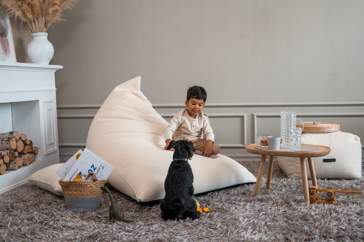 XXL-Sitzsack RAZZMATAZZ mit kleinem Kind und Hund; Hersteller: Slowdown