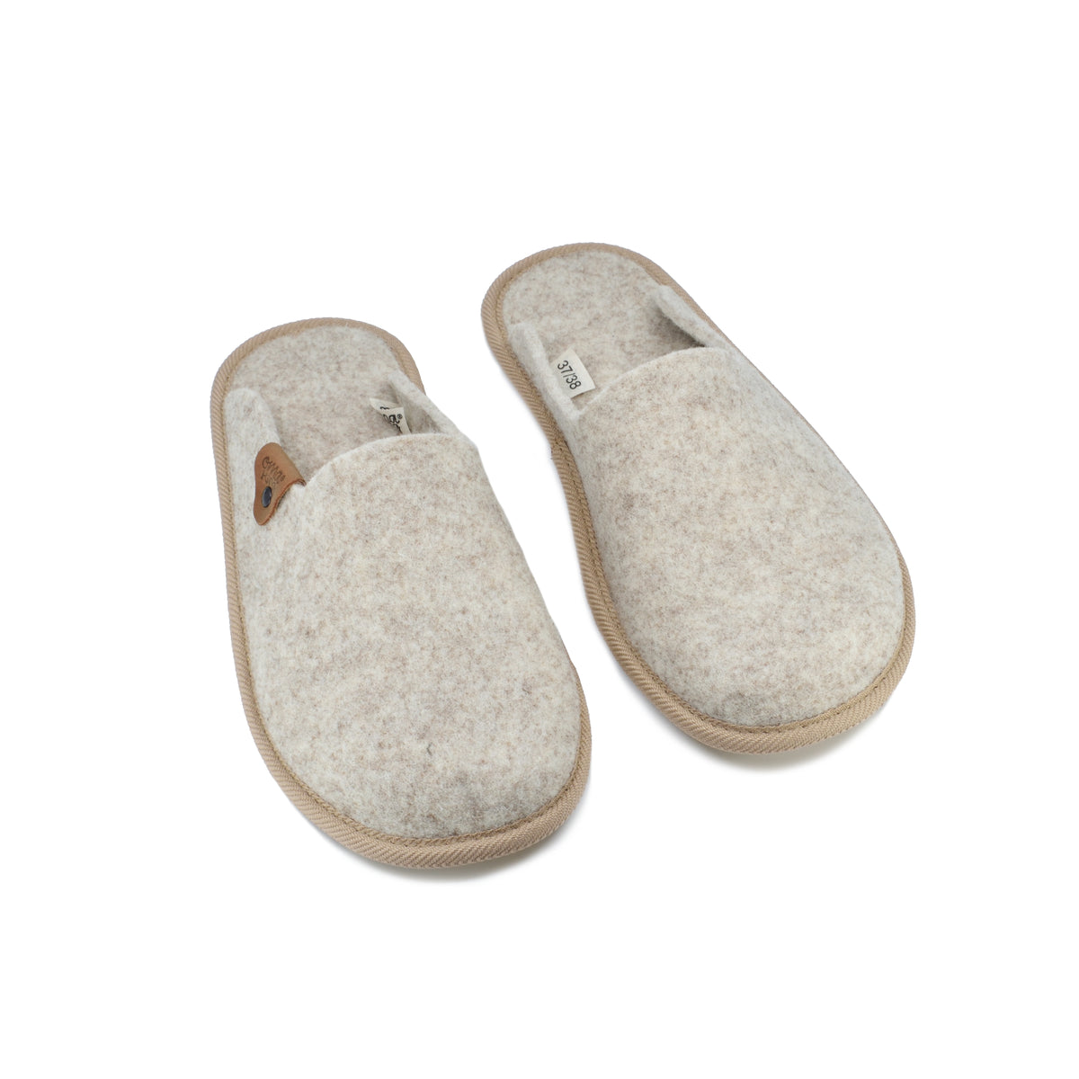 Slippers PELSI aus natürlichem Wollfilz in der Farbe Beige freigestellt von der estnischen Firma OmaKing