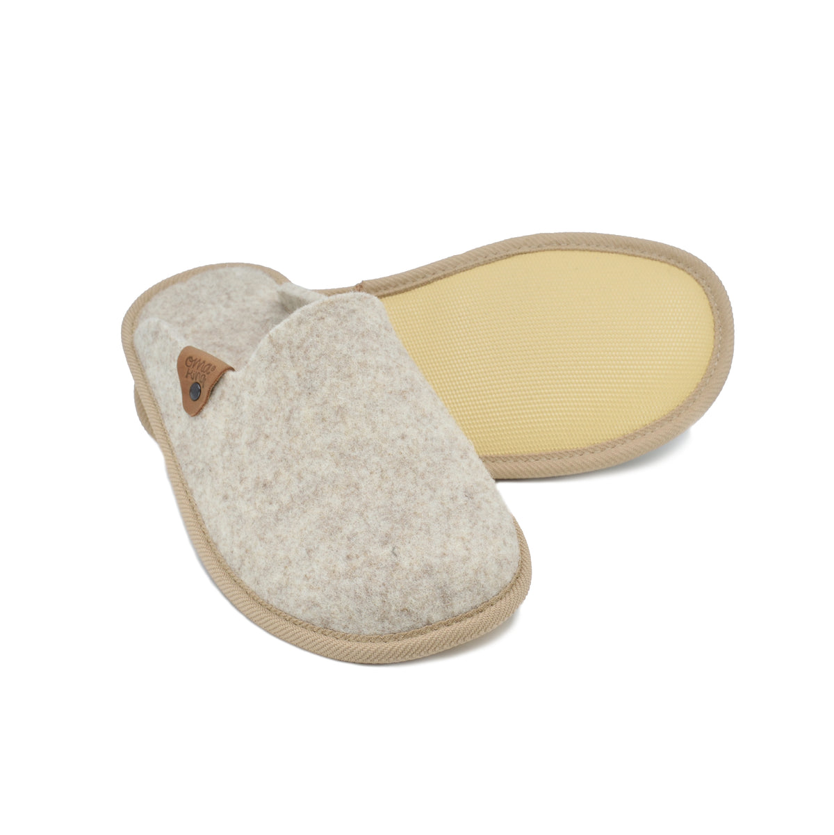 Slippers PELSI aus natürlichem Wollfilz in der Farbe Beige freigestellt von der estnischen Firma OmaKing
