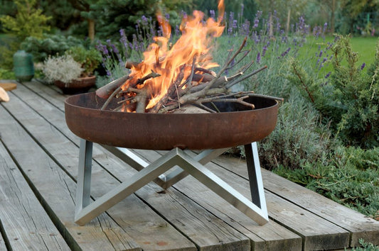 Design-Feuerschale Zygmas aus Rohstahl mit brennendem Holz, Hersteller: Svenskav