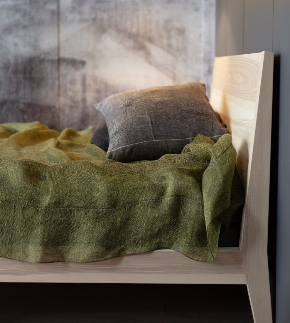 Bett skandinavisch: Bett MINT aus massiver Esche des lettischen Herstellers Mint Furniture