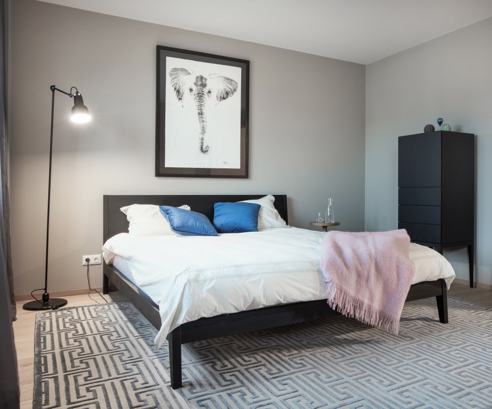 Schlafzimmer skandinavisch: Doppelbett MINT und Kommode MINT mit drei Schubladen von Mint Furniture