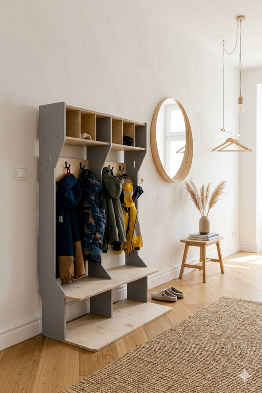 Doppelte Kindergarderobe mit Sitzbank, behängt mit Kinderkleidern in einem modern eingerichteten Flur, Hersteller: Duck Woodworks, Bild: KI-generiert