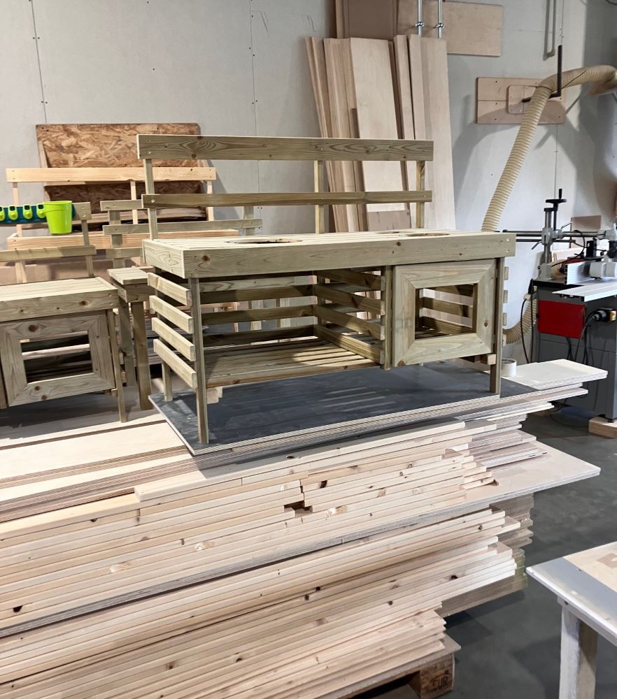 Lerntürme im skandinavischen Design: Produktion bei Duck Woodworks in Cesis/Lettland