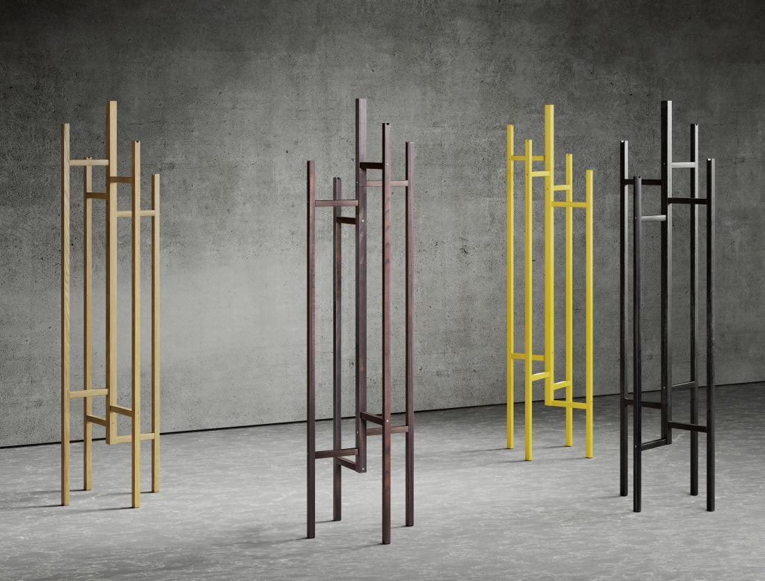 Vier Garderobenständer in den Farben natur, grau, gelb und schwarz in einem modernen Raum, Design von Leonhard Pfeifer, Hersteller: Woodmann