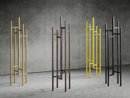 Vier Garderobenständer in den Farben natur, grau, gelb und schwarz in einem modernen Raum, Design von Leonhard Pfeifer, Hersteller: Woodmann