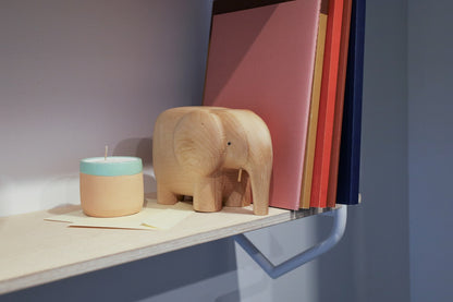 Holzfigur ELEFANT aus hellem Hartholz als Bücherstütze in einem Regal. Hersteller: Emko (Vilnius)