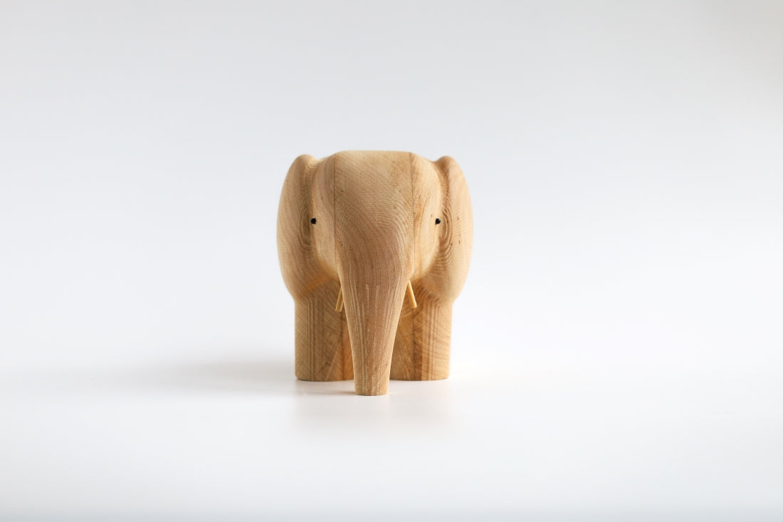 Holzfigur ELEFANT aus hellem Hartholz direkt von vorne aufgenommen aus der "I Piccolini"-Kollektion. Hersteller: Emko (Vilnius)