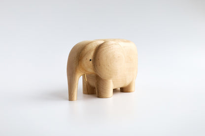 Holzfigur ELEFANT aus hellem Hartholz schräg von vorne aufgenommen aus der "I Piccolini"-Kollektion. Hersteller: Emko (Vilnius)