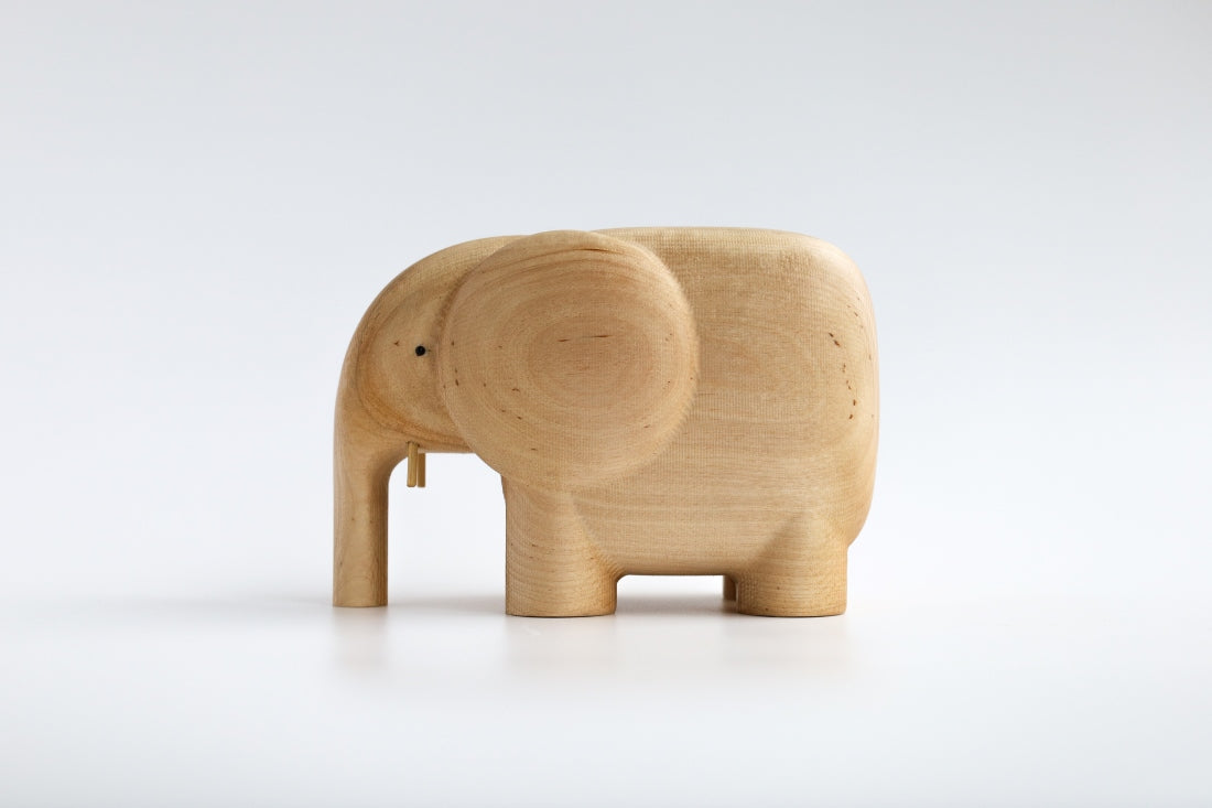 Holzfigur ELEFANT aus hellem Hartholz aus der "I Piccolini"-Kollektion von der Seite aufgenommen. Hersteller: Emko (Vilnius)