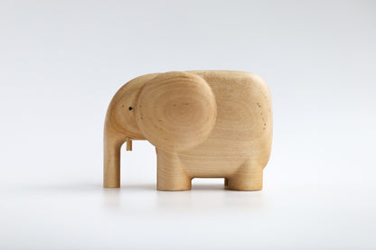 Holzfigur ELEFANT aus hellem Hartholz aus der "I Piccolini"-Kollektion von der Seite aufgenommen. Hersteller: Emko (Vilnius)