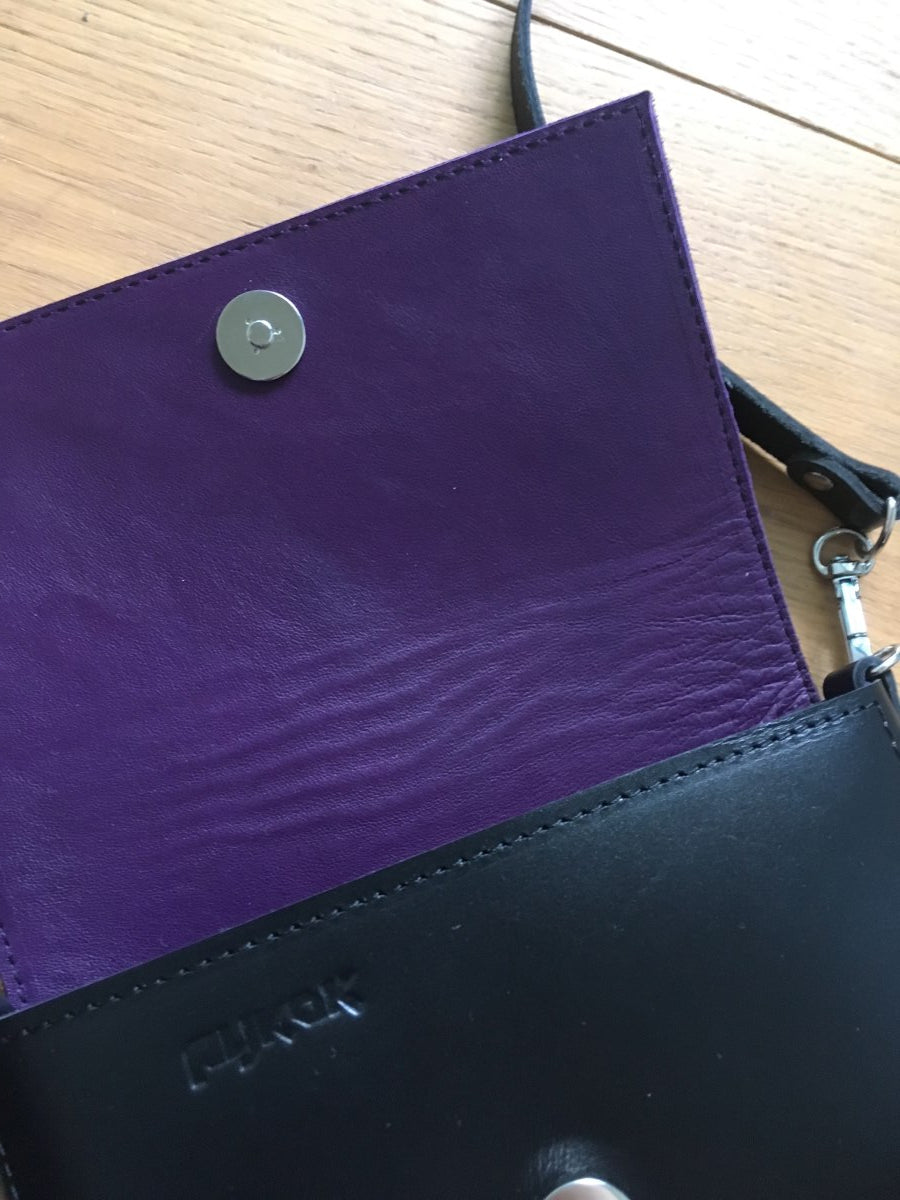 Innenansicht von Handtasche KORA aus Leder mit lila Innenfutter und Trageriemen, Hersteller: Pykok