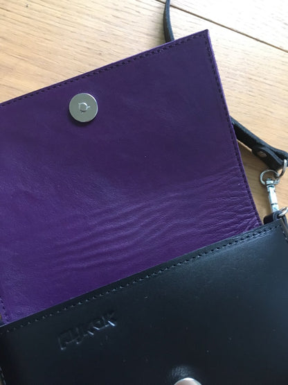 Innenansicht von Handtasche KORA aus Leder mit lila Innenfutter und Trageriemen, Hersteller: Pykok