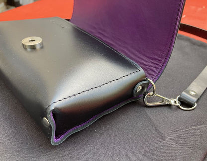 Innenansicht von Handtasche KORA aus Leder mit lila Innenfutter und Trageriemen, Hersteller: Pykok