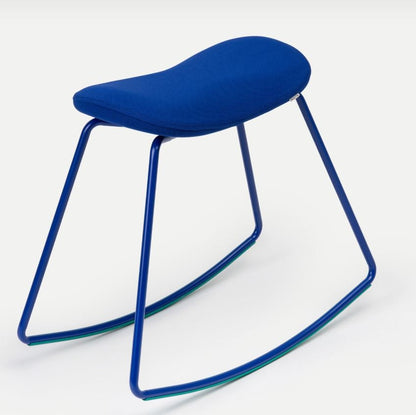 Ergonomischer Bürohocker JOJIKO in skandinavischem Stil von Muista, Metall und Polster in Blau