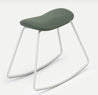 Ergonomischer Bürohocker JOJIKO in skandinavischem Stil von Muista weißem Metall und grünem Polster