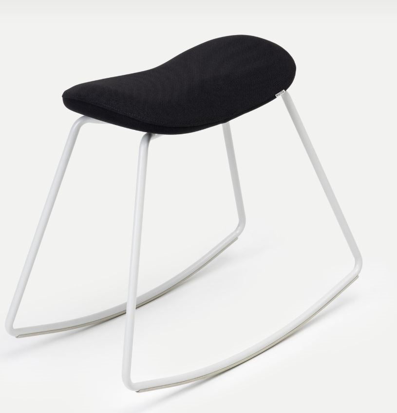 Ergonomischer Bürohocker JOJIKO in skandinavischem Stil von Muista weißem Metall und schwarzem Polster