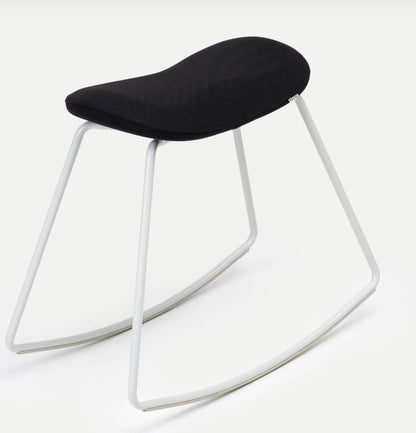 Ergonomischer Bürohocker JOJIKO in skandinavischem Stil von Muista weißem Metall und schwarzem Polster