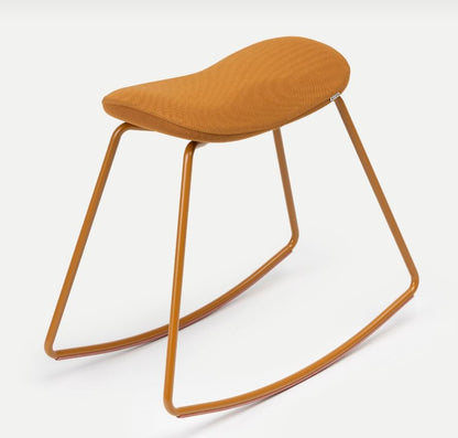 Ergonomischer Bürohocker JOJIKO in skandinavischem Stil von Muista, Metall und Polster in Karamell