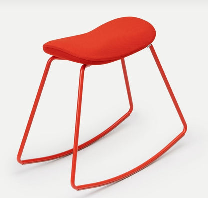 Ergonomischer Bürohocker JOJIKO in skandinavischem Stil von Muista, Metall und Polster in Rot