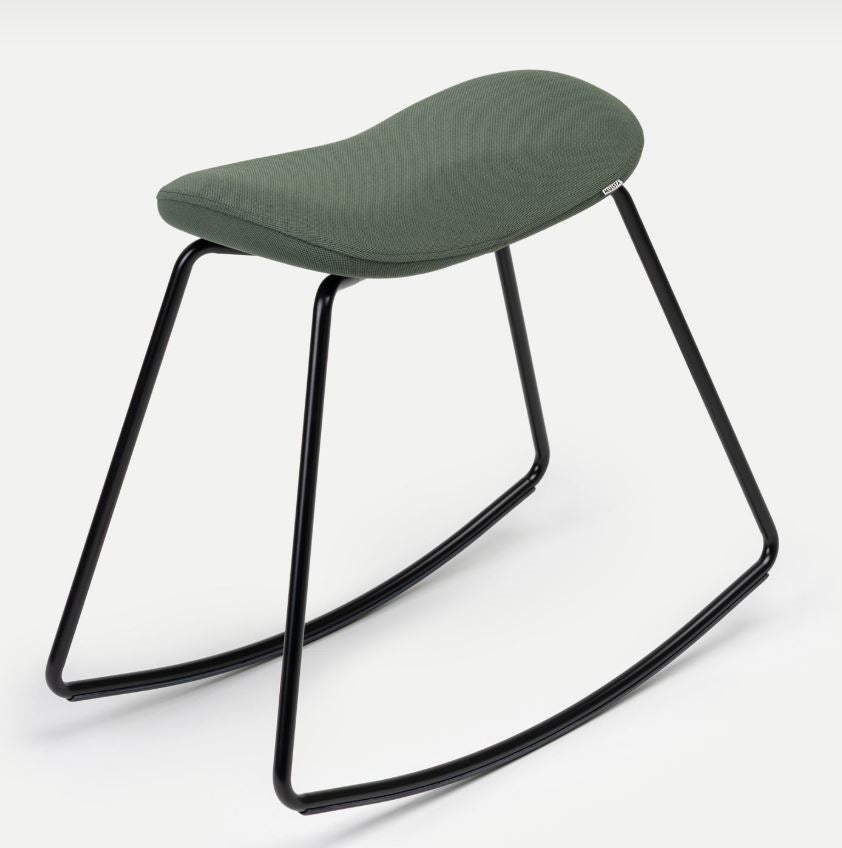 Ergonomischer Bürohocker JOJIKO in skandinavischem Stil von Muista, Metall schwarz, Polster grün